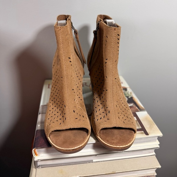 Toms Size 8.5 Tan Women’s Majorca Perforated Suede Heeled Open Toe Booties - Picture 4 of 15